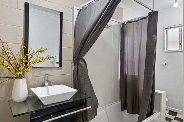 Photo of property in 23a Brooker Grove, Newlands, Wellington, 6037