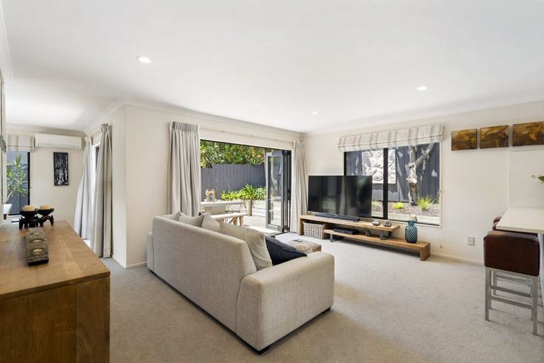 Photo of property in 8a Lupetti Rise, West Harbour, Auckland, 0618