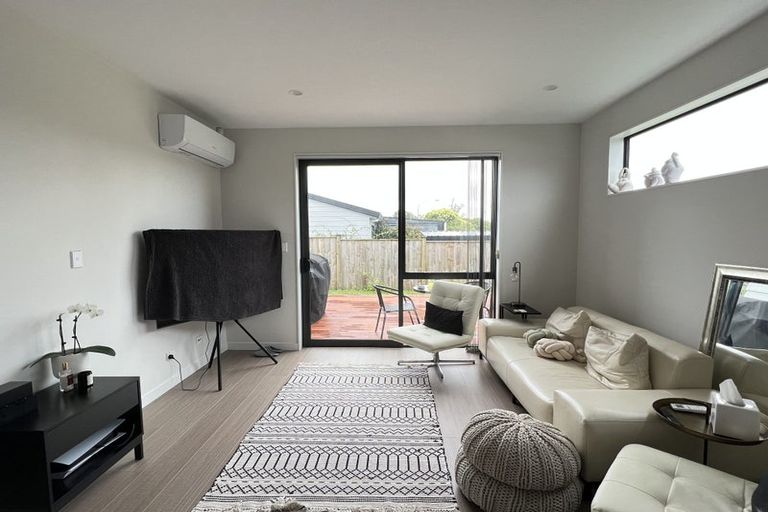 Photo of property in 1/21 Akoranga Drive, Northcote, Auckland, 0627