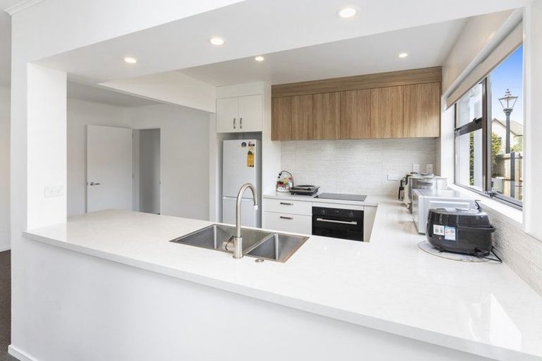 Photo of property in 2/76 Hinau Street, Riccarton, Christchurch, 8041