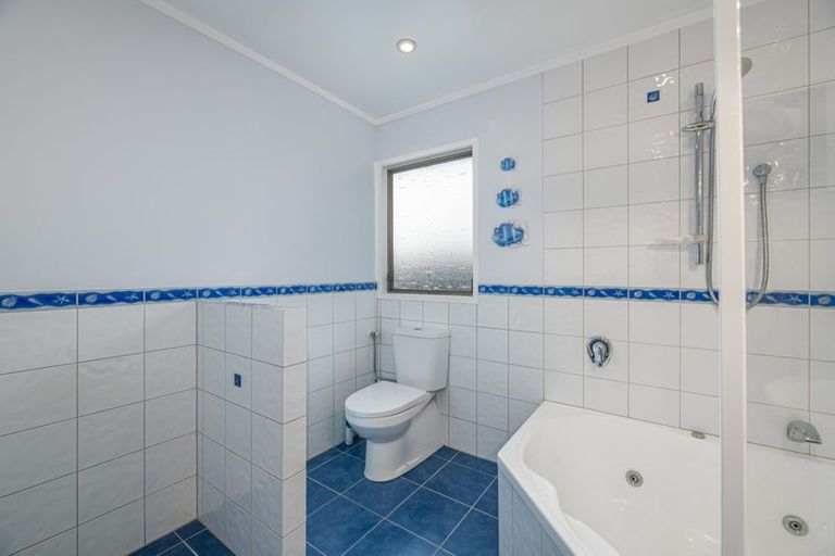 Photo of property in 3 Foyle Place, Glendene, Auckland, 0602