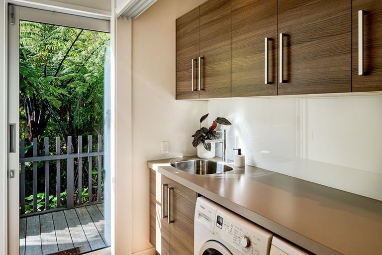 Photo of property in 4 Francis Bell Grove, Lowry Bay, Lower Hutt, 5013