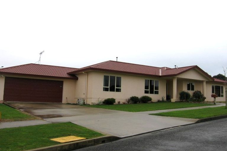 Photo of property in 2 Aspen Way, Kelvin Grove, Palmerston North, 4414