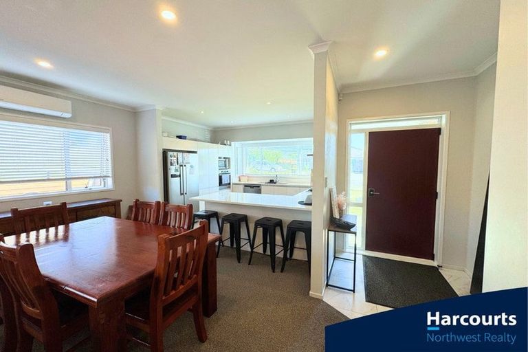 Photo of property in 5 Malbec Place, Huapai, Kumeu, 0810