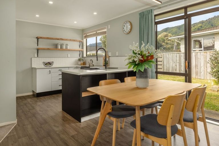 Photo of property in 10 Graham Grove, Waikanae, 5036