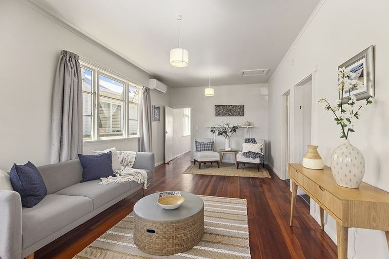 Photo of property in 137 Apu Crescent, Lyall Bay, Wellington, 6022