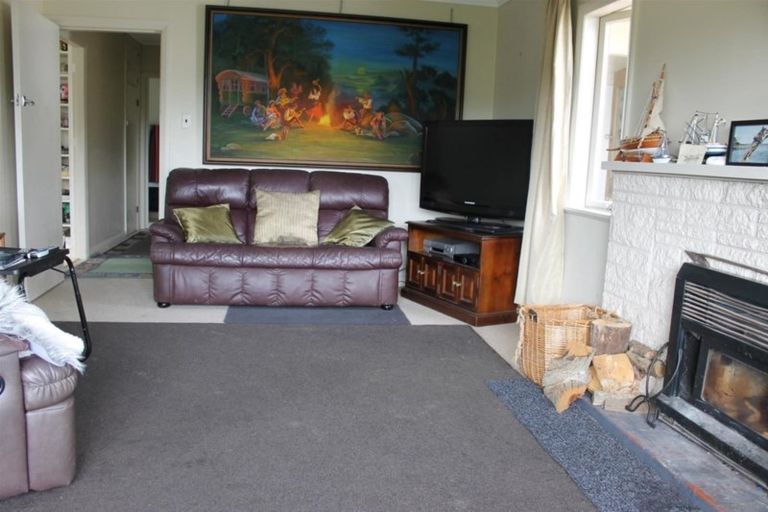 Photo of property in 16 Whaka Street, Maungaturoto, 0520