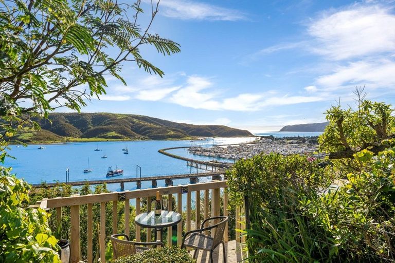 Photo of property in 62 Kiriwai Road, Paremata, Porirua, 5024