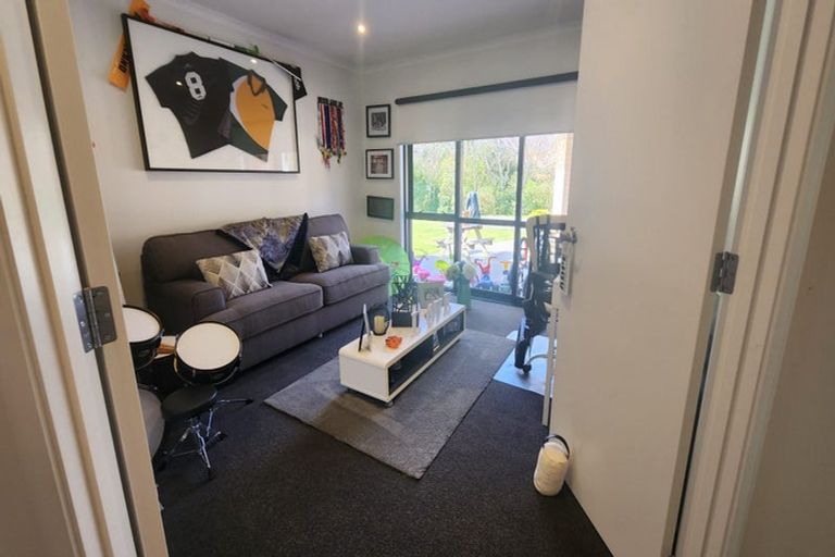 Photo of property in 15 Opal Avenue, Timberlea, Upper Hutt, 5018