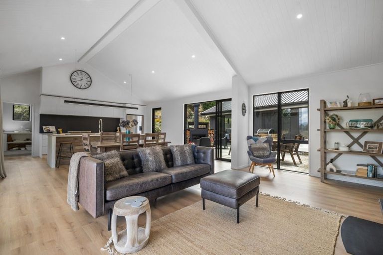 Photo of property in 124 Highland Drive, Acacia Bay, Taupo, 3385