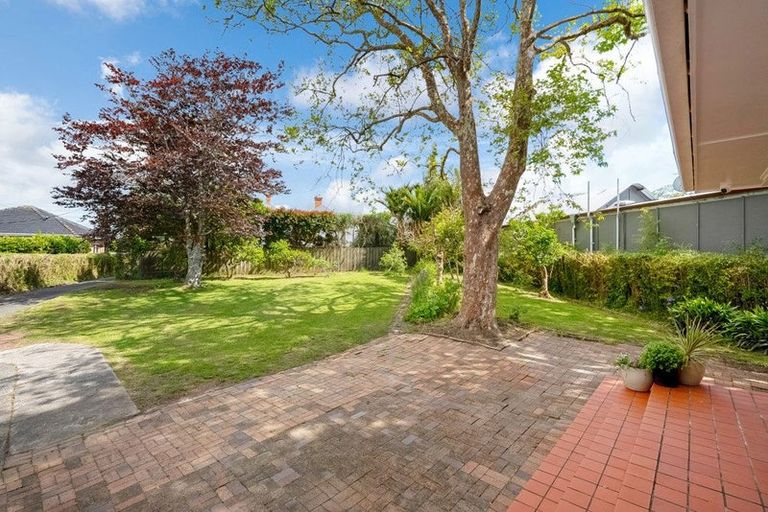 Photo of property in 16 Eversleigh Road, Belmont, Auckland, 0622