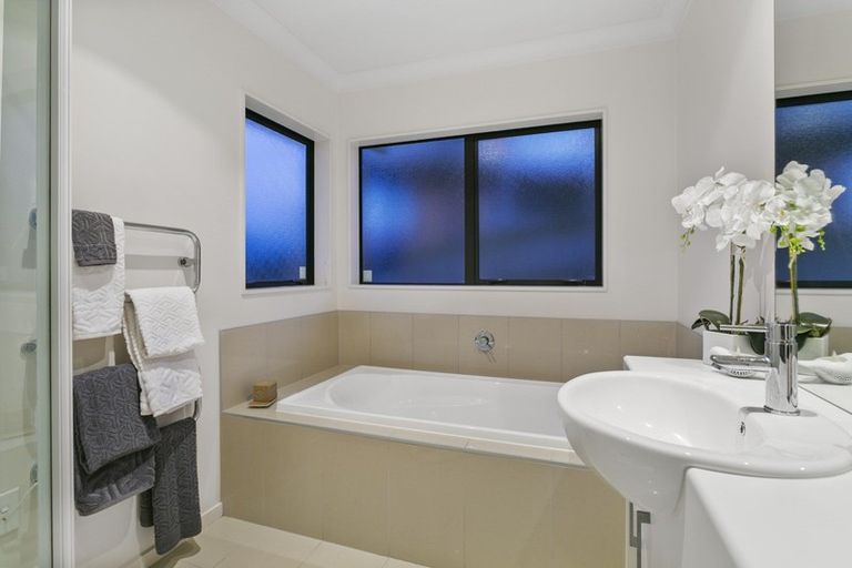 Photo of property in 23 Trotting Terrace, Fairview Heights, Auckland, 0632