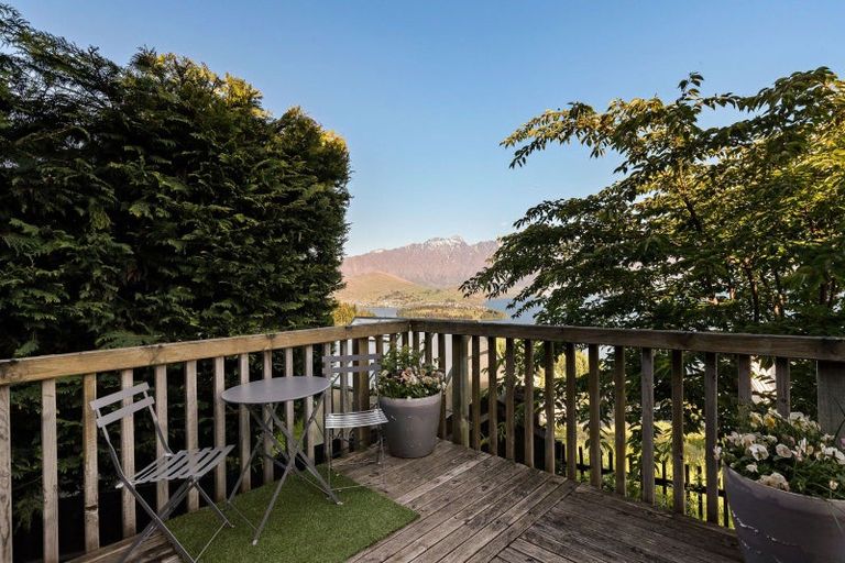 Photo of property in 138a Wynyard Crescent, Fernhill, Queenstown, 9300
