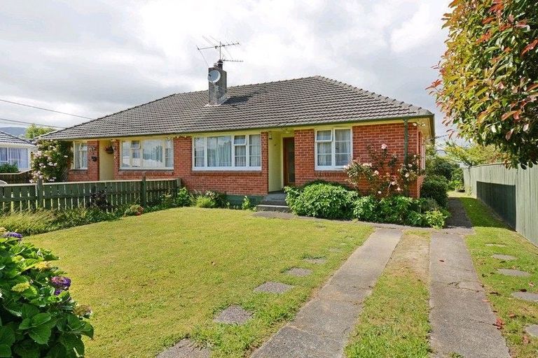 Photo of property in 16 Hazel Street, Ebdentown, Upper Hutt, 5018