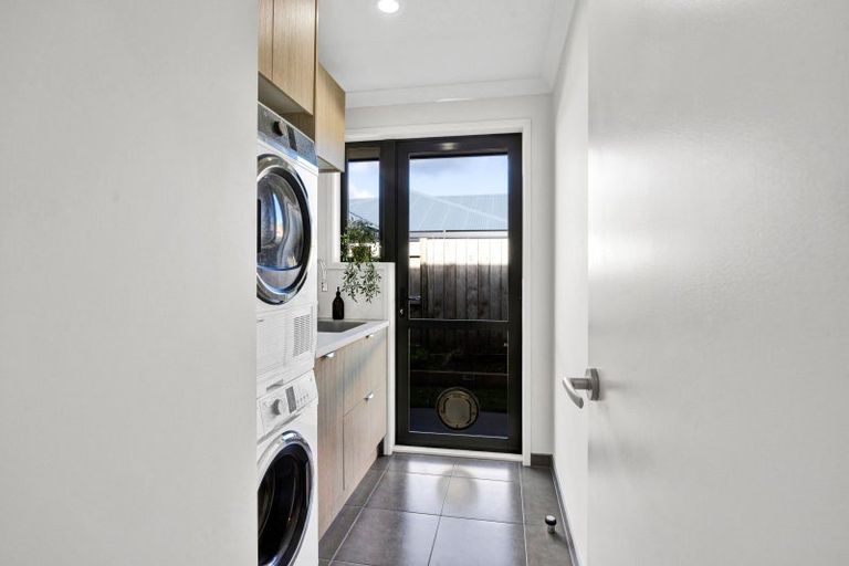 Photo of property in 21 Montague Grove, Stratford, 4332