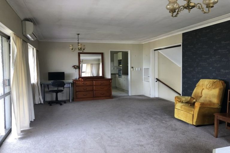 Photo of property in 194 Cliff Drive, Green Bay, Auckland, 0604