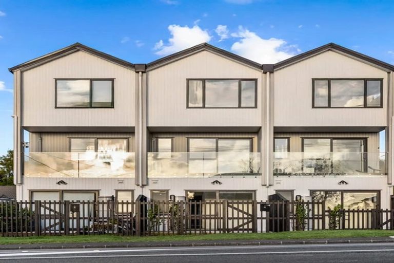 Photo of property in 2/113 Te Atatu Road, Te Atatu South, Auckland, 0610