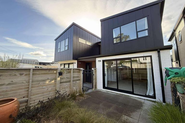 Photo of property in 2/27 Main Road, Wainuiomata, Lower Hutt, 5014