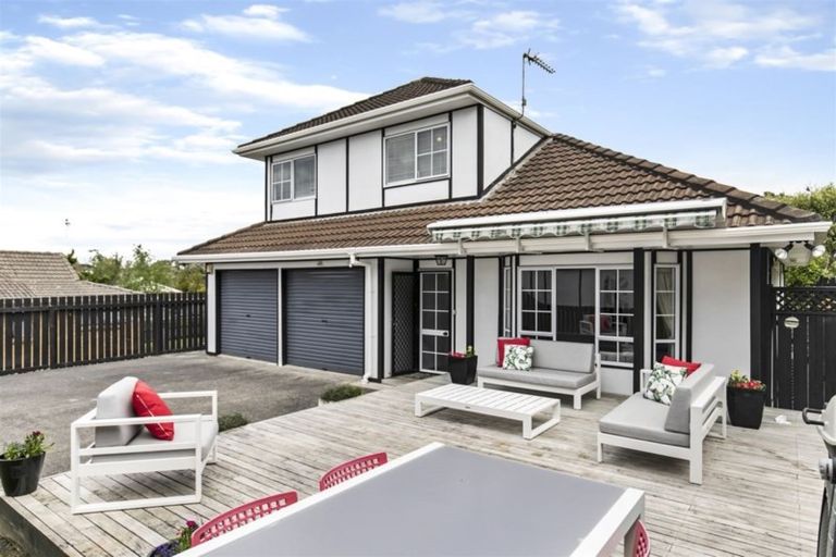 Photo of property in 2/6 Strabo Place, Windsor Park, Auckland, 0632