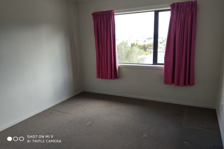 Photo of property in 1/2 Swan Hill Drive, Glen Eden, Auckland, 0602