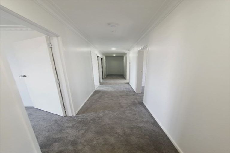 Photo of property in 18 Flagstaff Place, Massey, Auckland, 0614