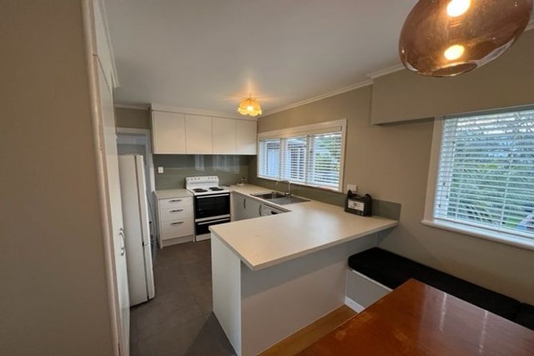 Photo of property in 30 Eastglen Road, Glen Eden, Auckland, 0602