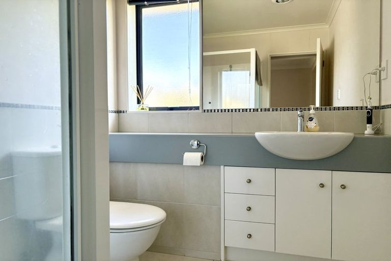 Photo of property in 6 Bellshill Close, Wattle Downs, Auckland, 2103