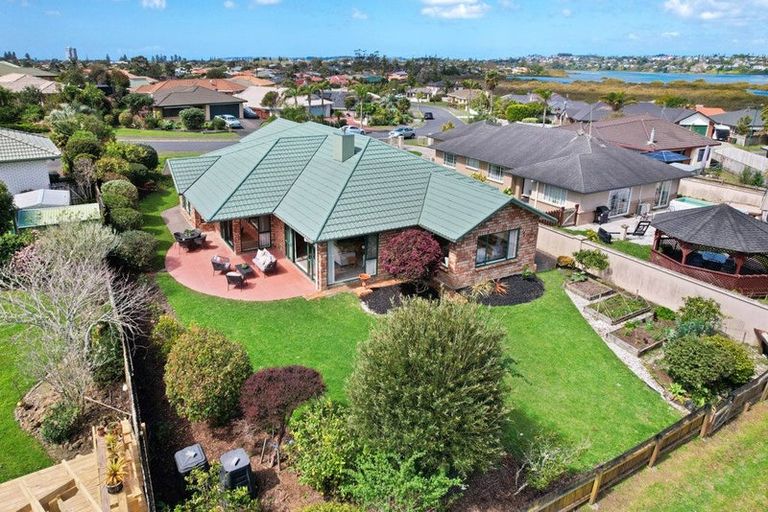 Photo of property in 52 Kath Hopper Drive, Orewa, 0931
