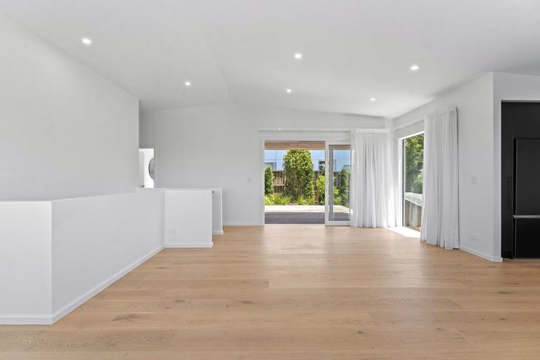 Photo of property in 1/37 Parr Terrace, Castor Bay, Auckland, 0620