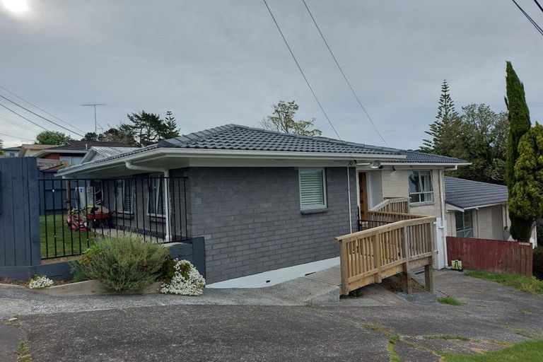 Photo of property in 1/367 Wairau Road, Totara Vale, Auckland, 0629