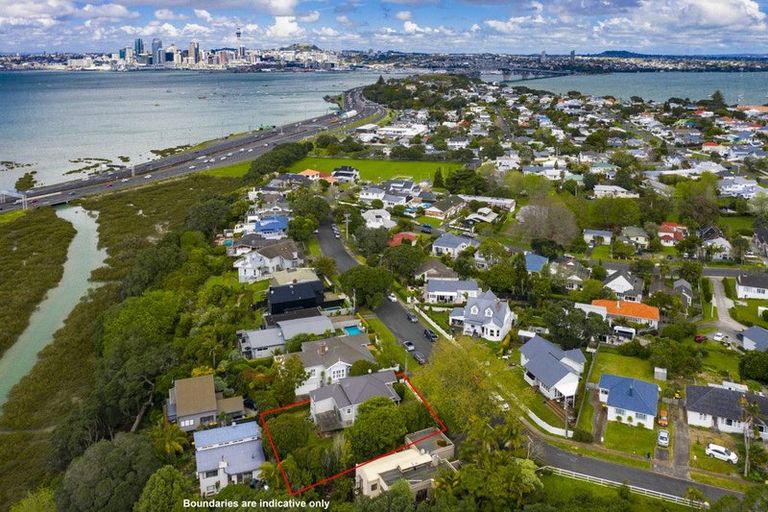 Photo of property in 33 Waimana Avenue, Northcote Point, Auckland, 0627
