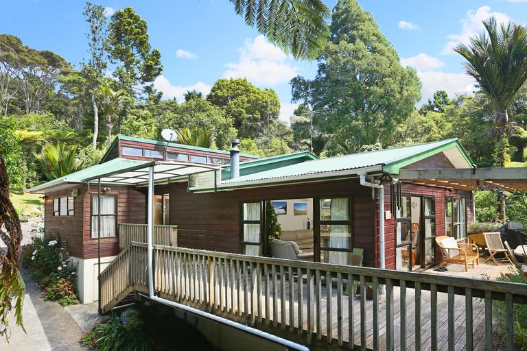 Photo of property in 40 Napuka Road, Henderson Valley, Auckland, 0612