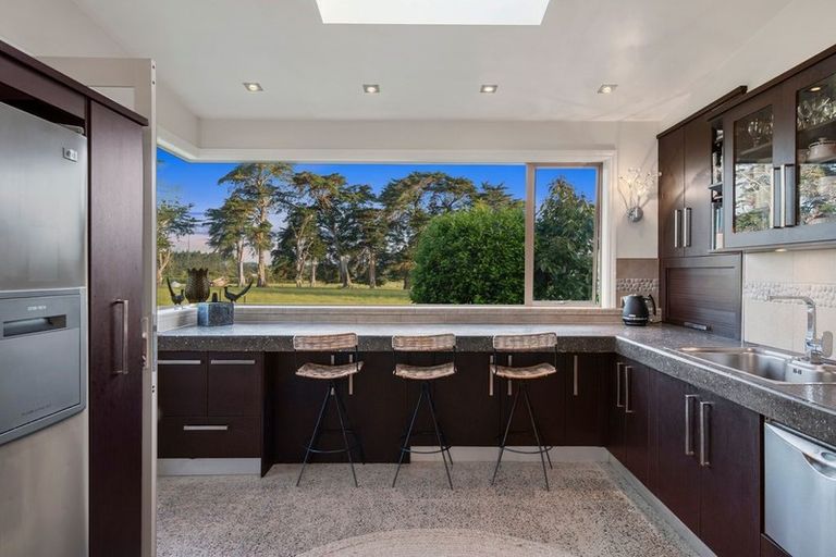 Photo of property in 723 Waitakere Road, Kumeu, 0891