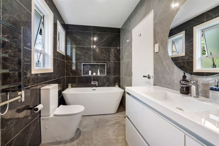 Photo of property in 2/9 Folkestone Street, Murrays Bay, Auckland, 0630