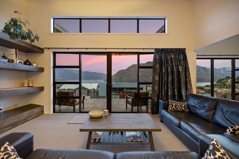 Photo of property in 70 Wynyard Crescent, Fernhill, Queenstown, 9300