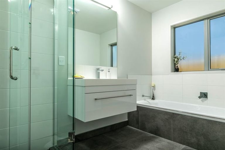 Photo of property in 8 Sir Lincoln Drive, Kumeu, 0810