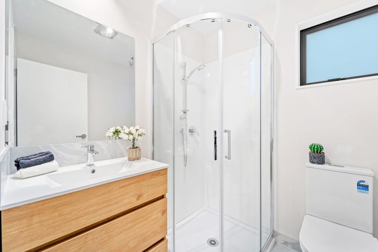 Photo of property in 10 Don Oliver Lane, Glen Eden, 0602