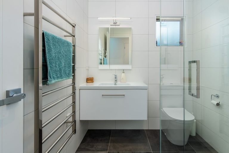 Photo of property in 3a Rossmore Terrace, Murrays Bay, Auckland, 0630