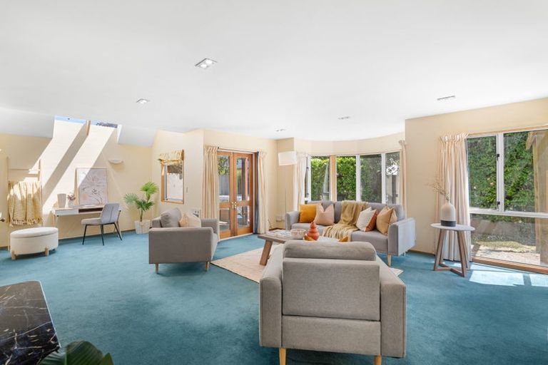 Photo of property in 11 Brockhall Lane, Avonhead, Christchurch, 8042