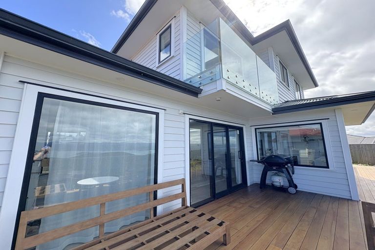 Photo of property in 37 Boeing Way, Newlands, Wellington, 6037