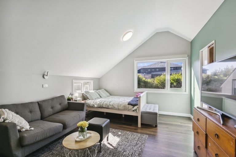 Photo of property in 2b Paratu Way, Strathmore Park, Wellington, 6022