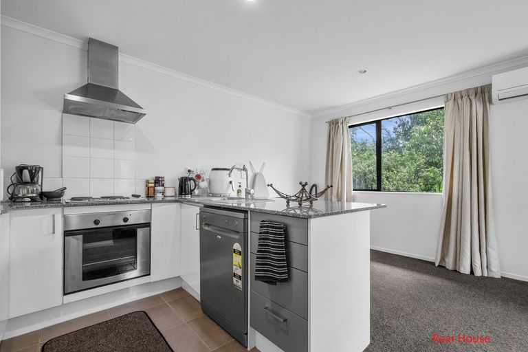 Photo of property in 59a Sungrove Rise, Sunnyvale, Auckland, 0612