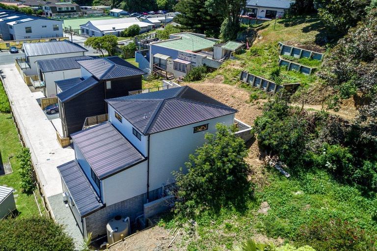 Photo of property in 6a Grays Road, Plimmerton, Porirua, 5026