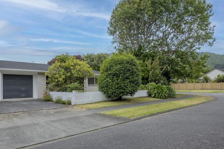 Photo of property in 22 Karu Crescent, Waikanae, 5036