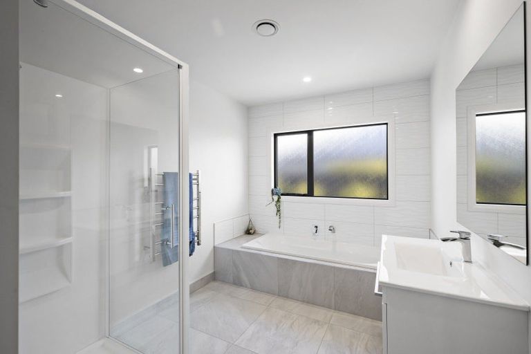 Photo of property in 32 Atlantic Drive, Fitzherbert, Palmerston North, 4410