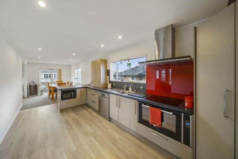 Photo of property in 8 Evanda Crescent, Conifer Grove, Takanini, 2112