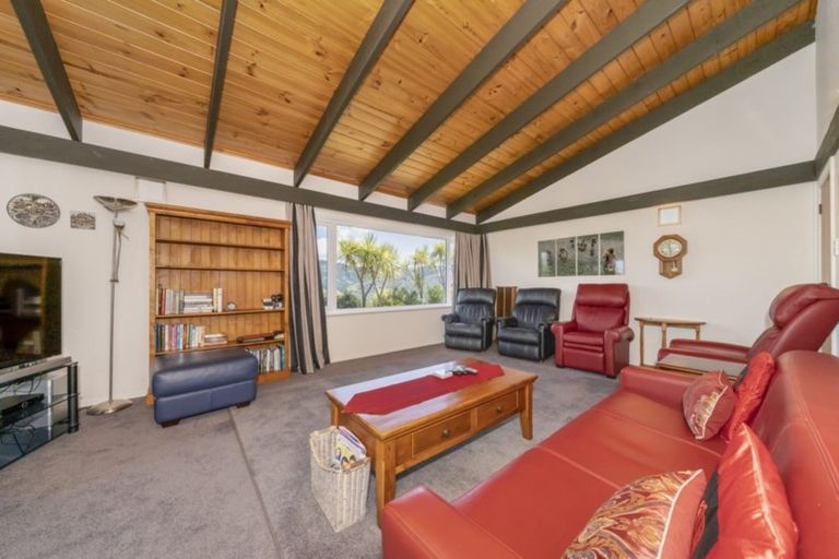 Photo of property in 16 Raynham Way, Silverstream, Upper Hutt, 5019