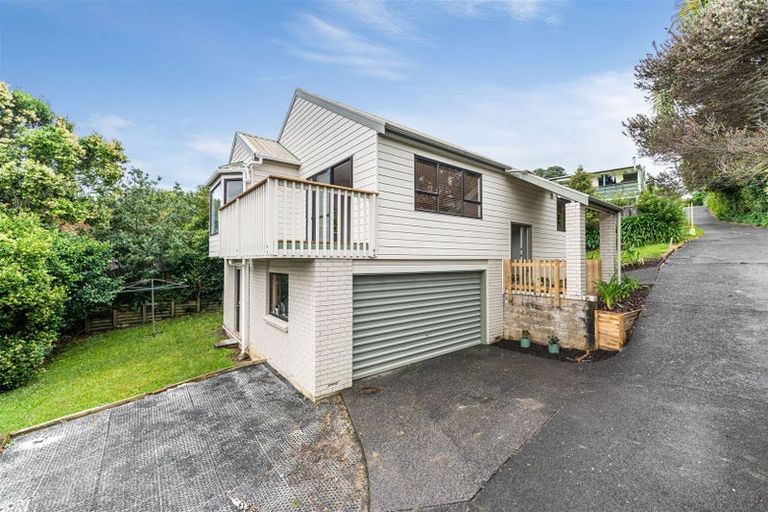 Photo of property in 1/5 Tree View Avenue, Glenfield, Auckland, 0629