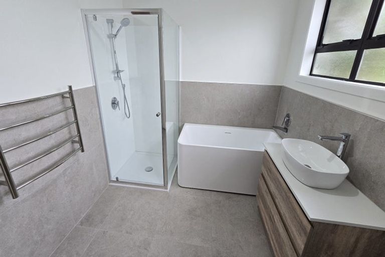 Photo of property in 16 Enderby Drive, Te Atatu Peninsula, Auckland, 0610