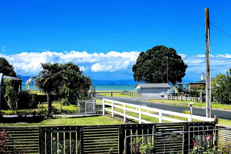 Photo of property in 10 Pohutukawa Avenue, Kaiaua, Pokeno, 2473